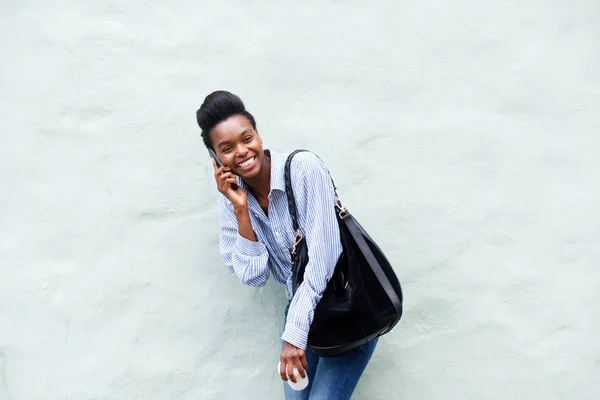 Mulher rindo com celular — Fotografia de Stock