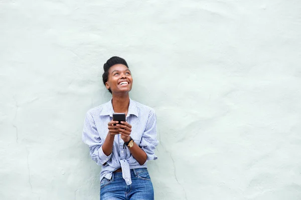 Африканська жінка посміхається з телефоном — стокове фото