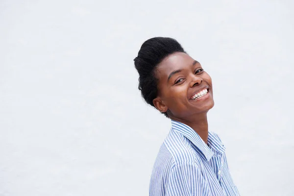 Mulher rindo contra fundo branco — Fotografia de Stock