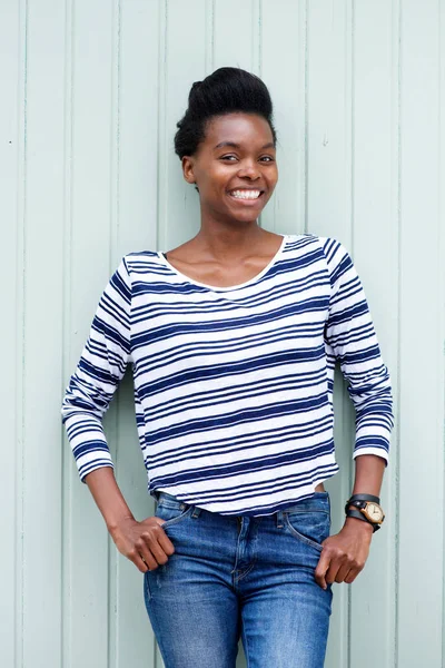 Vrouw met gestreepte shirt — Stockfoto
