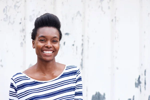 Jonge Afrikaanse vrouw — Stockfoto