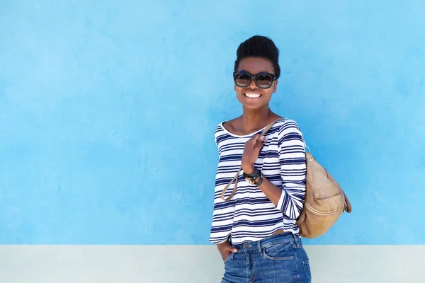 Mulher sorrindo com bolsa — Fotografia de Stock