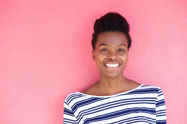 Привлекательная черная женщина улыбается — стоковое фото