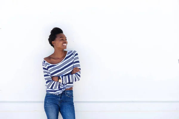 Mulher sorrindo contra fundo branco — Fotografia de Stock