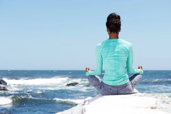 Wanita yoga di pantai — Stok Foto