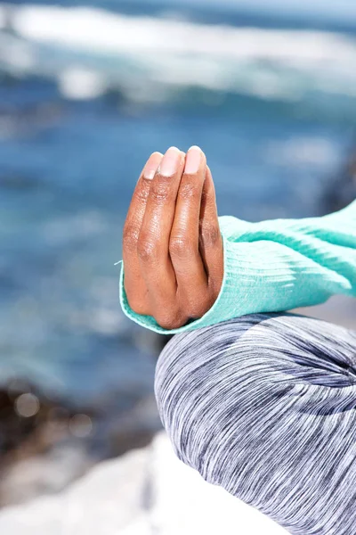 Женские руки в положении йоги — стоковое фото