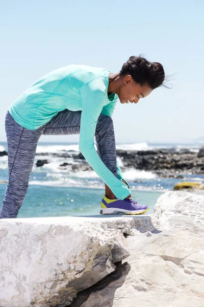 Woman tying shoelace — Stock Photo, Image