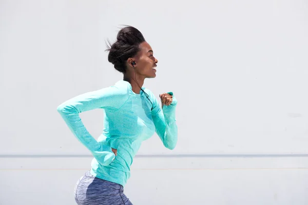 Woman running with earphones — Stock Photo, Image