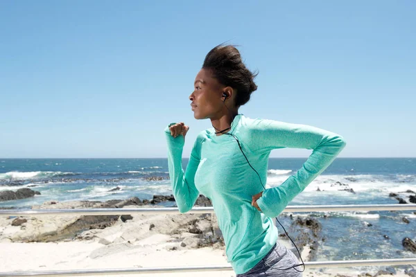 Schwarze Frau läuft — Stockfoto