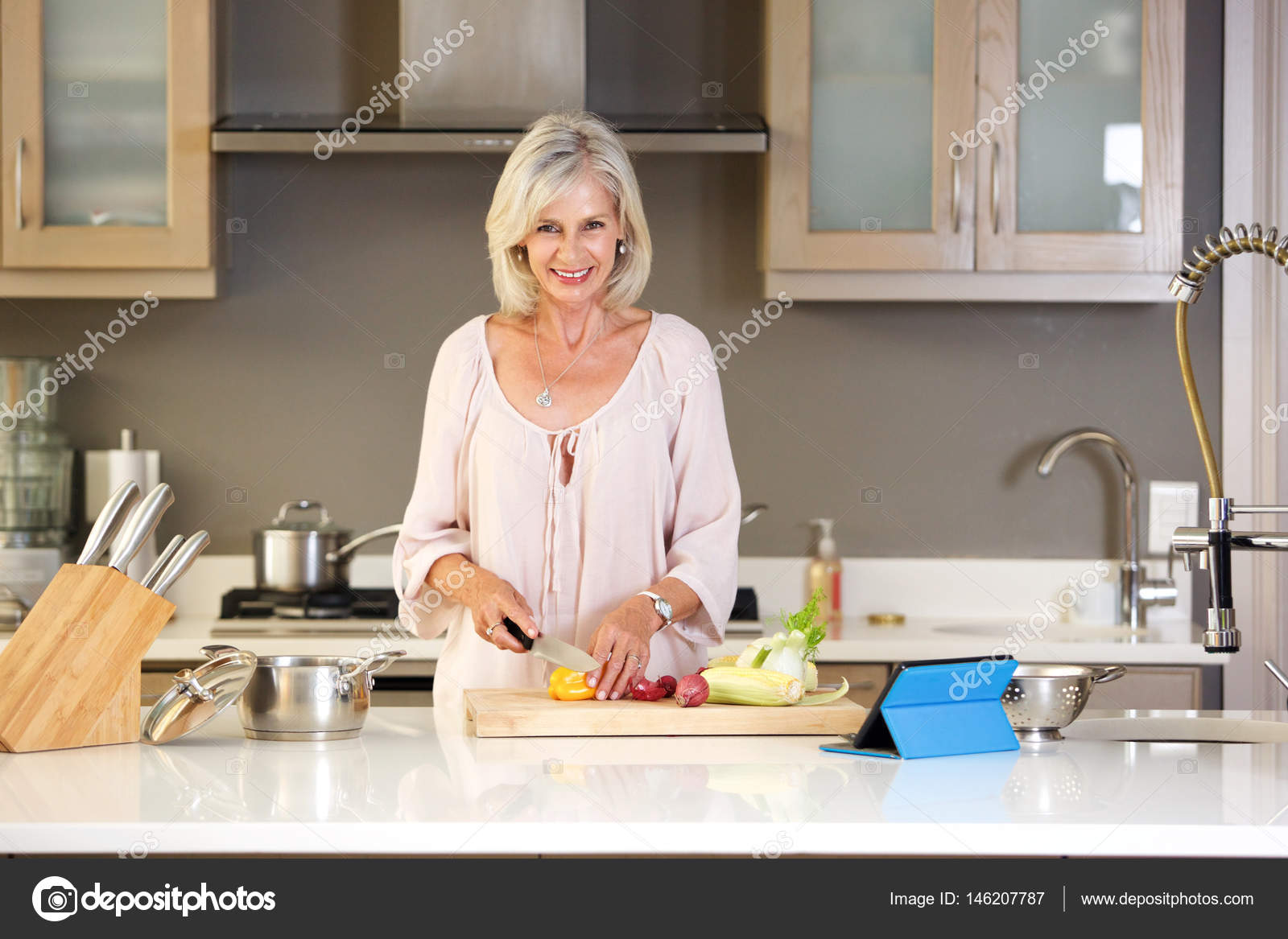 Мама в халате на кухне. Пожилая женщина на кухне. Женщина в возрасте на кухне. Женщина 50 лет на кухне. Женщина 40 лет на кухне