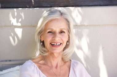 gülümseyen ve kendine güvenen arayan kadın