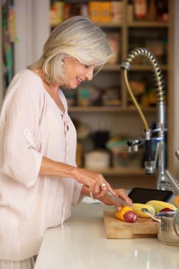 Sebze doğrayan kadın