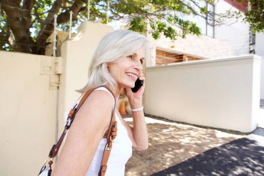 yürüyen ve konuşan kadın 