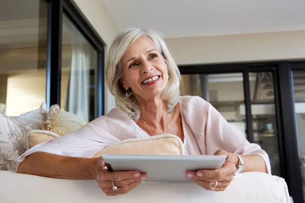 Glückliche Frau mit Tablet — Stockfoto