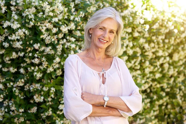 Woman smiling and standing outside — Stock Photo, Image