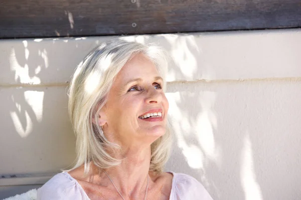 Mulher sorrindo lá fora — Fotografia de Stock