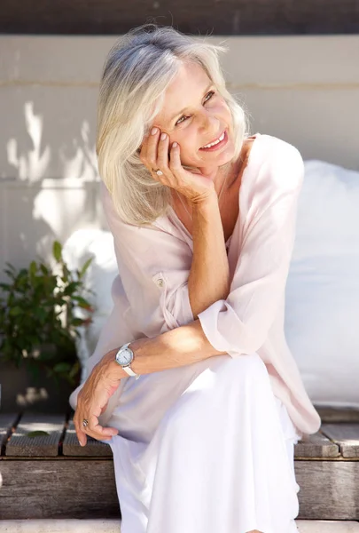 Mulher sorrindo e sentado — Fotografia de Stock