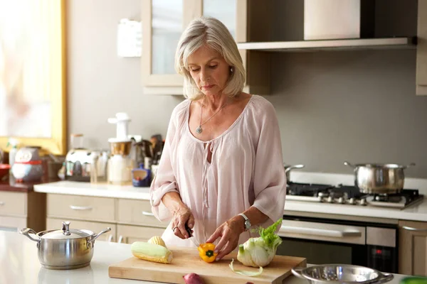 Frau in Küche bereitet Mahlzeit zu — Stockfoto