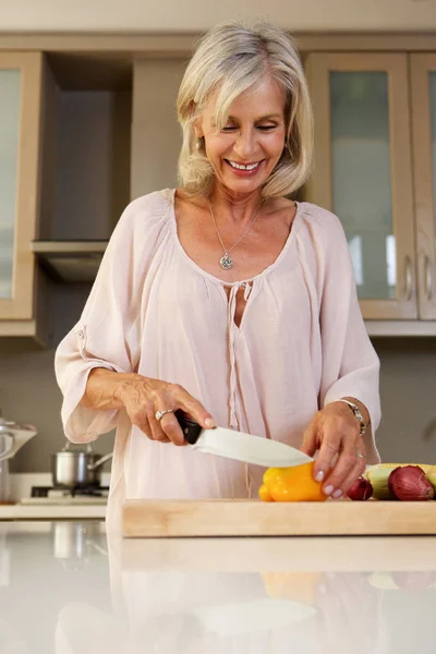 Kobieta w kuchni cięcia warzyw — Zdjęcie stockowe