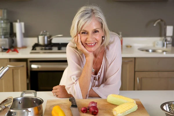 Mulher com produto fresco — Fotografia de Stock