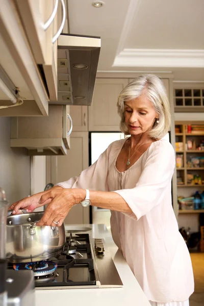 Woman on kitchen boiling water — Stock Photo, Image