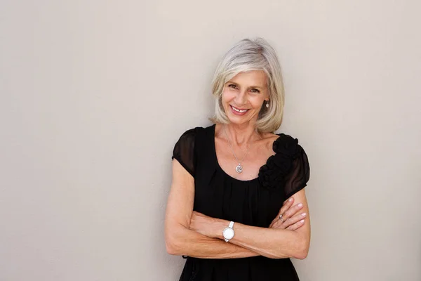 Older woman leaning on wall — Stock Photo, Image