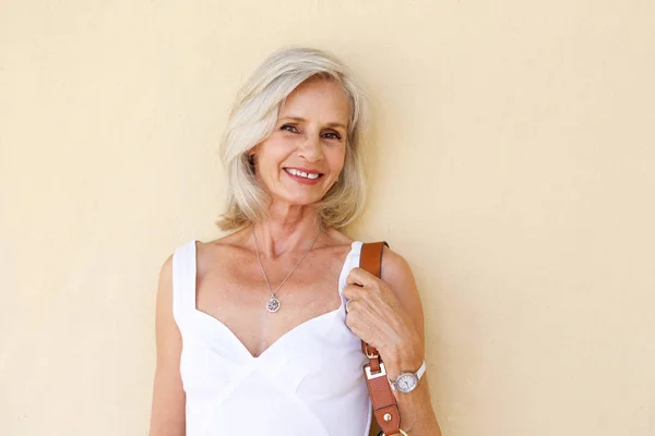 Mulher em vestido de primavera com bolsa — Fotografia de Stock