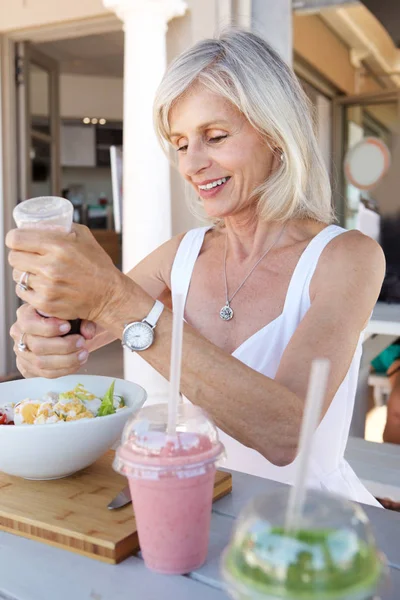 Vrouw op outdoor cafe — Stockfoto