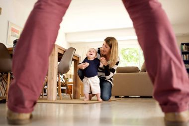 Anne ve çocuk birlikte gülümseyen