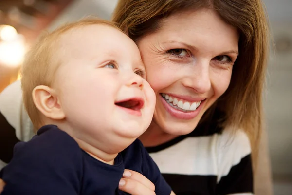 Moeder en jongen lachen — Stockfoto