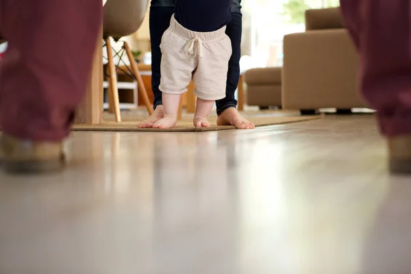 Baby learning to walk — Stock Photo, Image