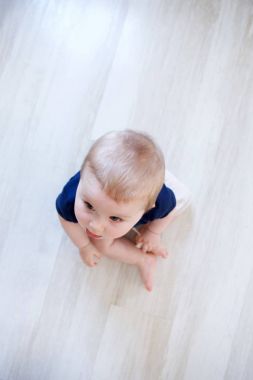 evde katta oturan sevimli küçük oğlu