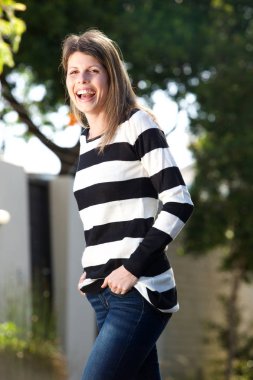 açık havada çok güzel bir kadın