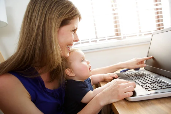 Madre e hijo usando el ordenador portátil — Foto de Stock