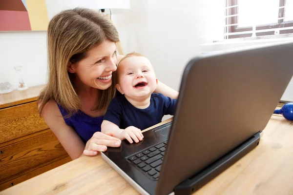 Madre y bebé usando laptop — Foto de Stock