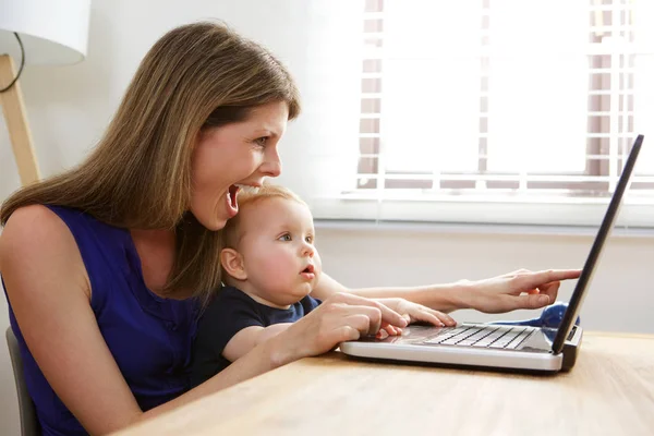 女人与儿子指着笔记本电脑 — 图库照片