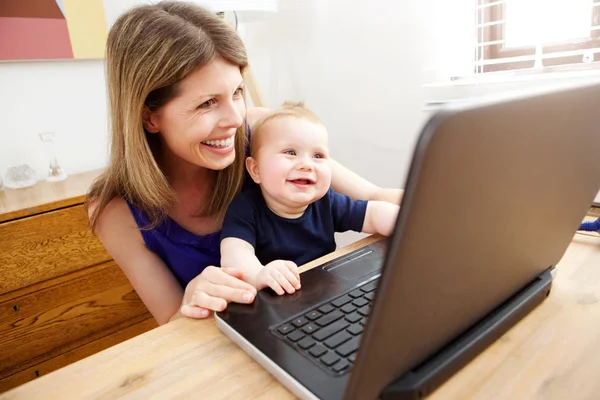 Moeder en baby zoon — Stockfoto