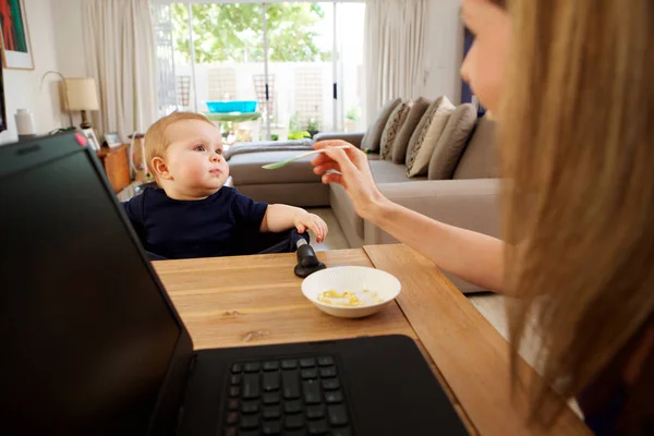 実業家摂食赤ちゃん — ストック写真