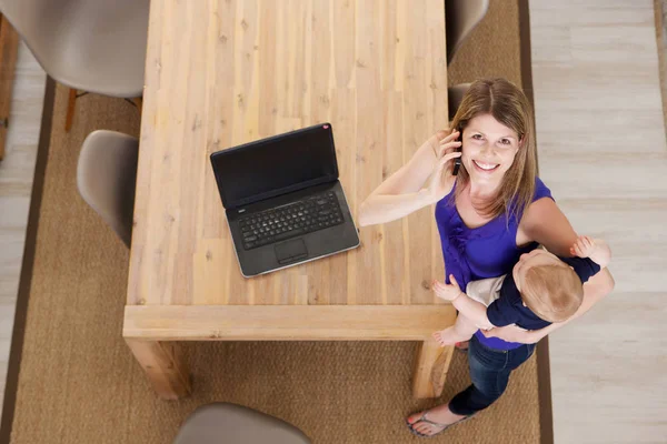 Madre sosteniendo bebé — Foto de Stock