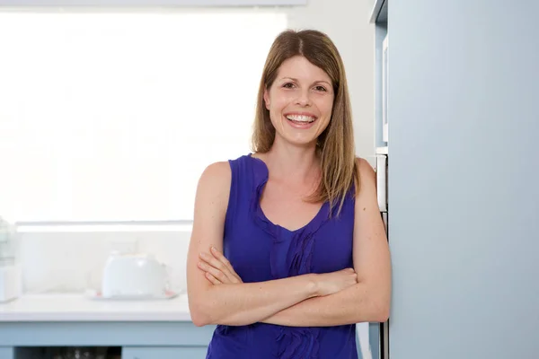 Woman standing in kitchen — Stock Photo, Image