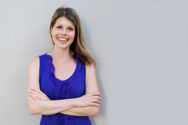 Woman standing with arms crossed — Stock Photo, Image