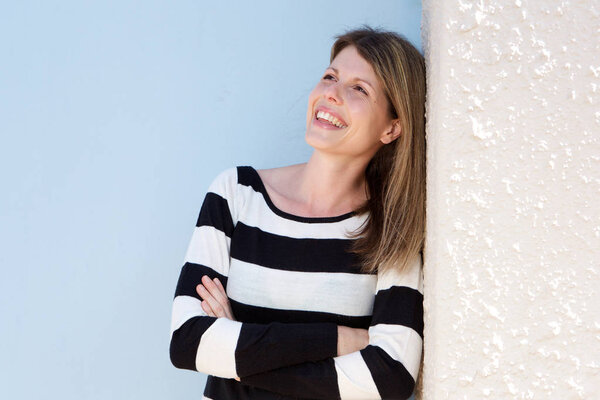 Женщина со скрещенными руками
