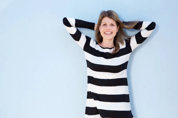 Woman with hands behind head — Stock Photo, Image