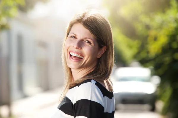 Schöne lachende Frau — Stockfoto