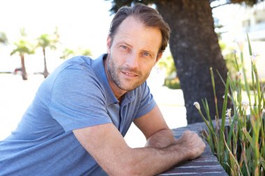 büyük adam açık havada