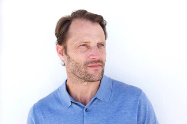 adam ciddi bir yüz ile