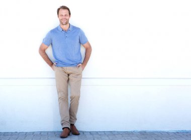 Beyaz duvara gülümseyen adam