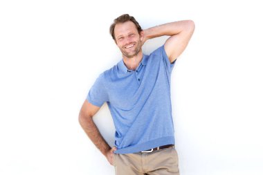 başının arkasında el ile gülen adam