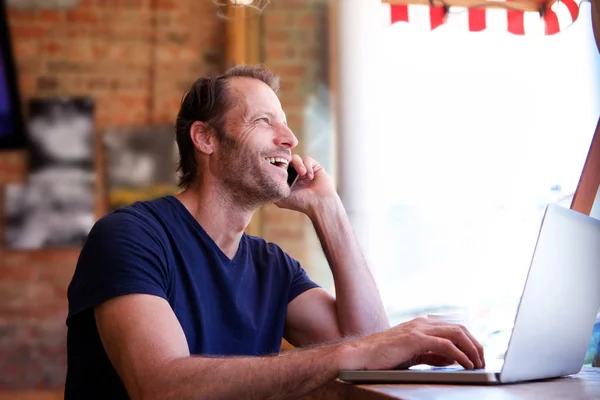 Ler man prata telefon — Stockfoto