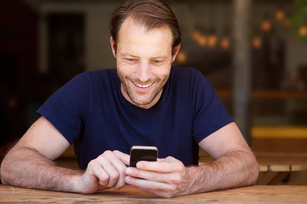 Uomo in possesso di telefono cellulare — Foto Stock